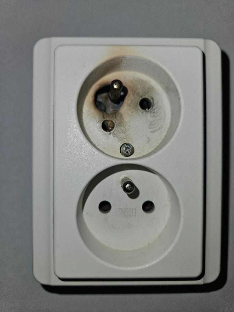 Zhorena zásuvka spredu