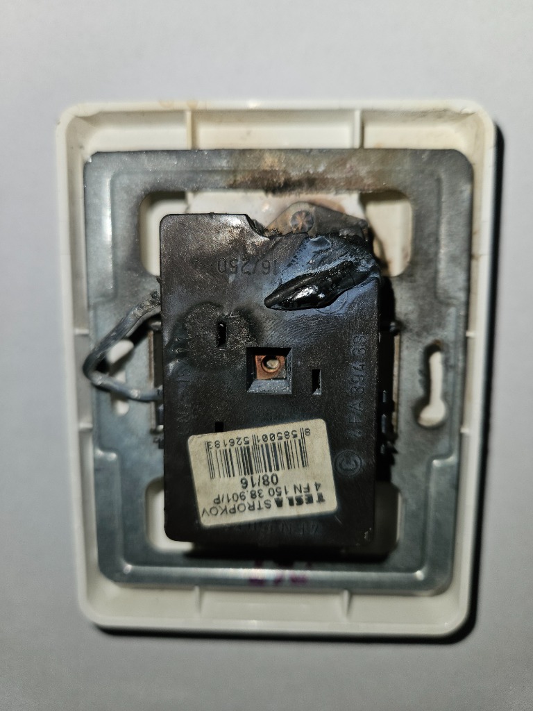 Zhorena zásuvka zozadu